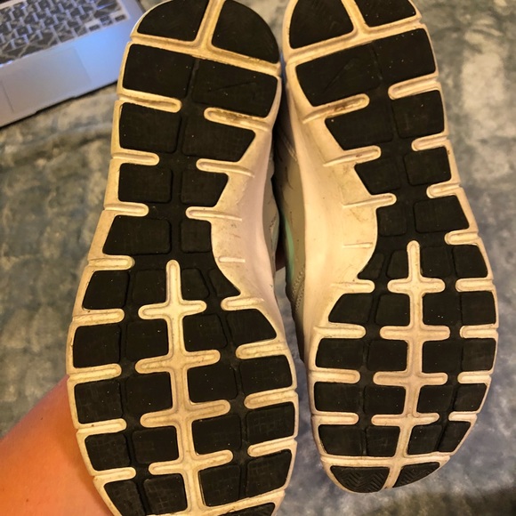 Nike shoes - Picture 4 of 5